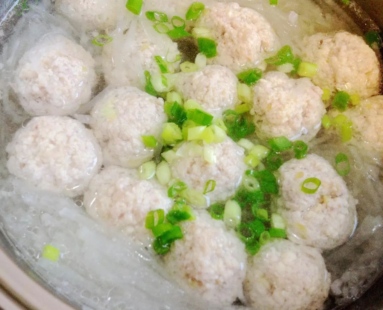 6 |待豆腐圆子全部捏完,调中火煮开七八分钟左右(视圆子大小调整),撒