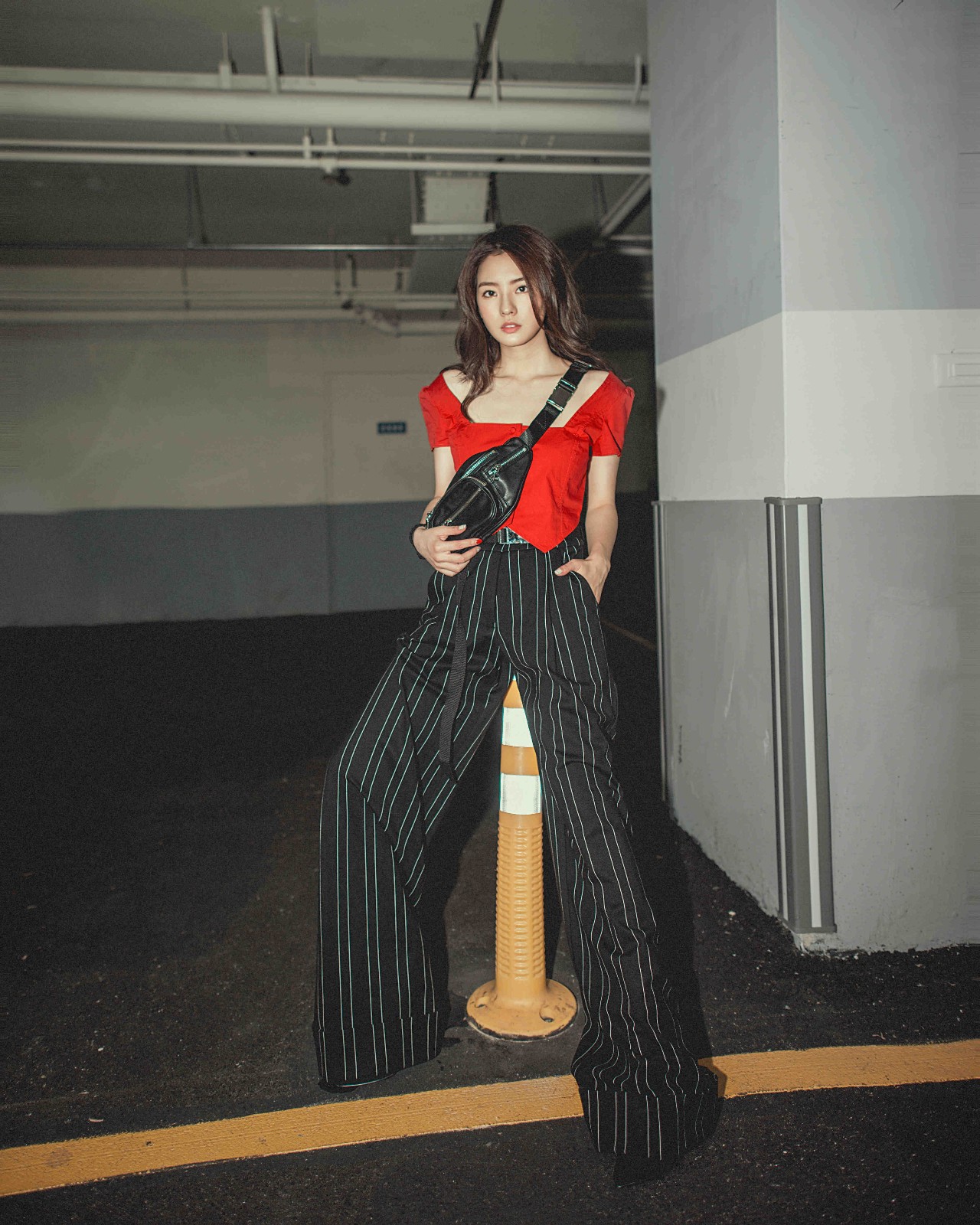 陈语安精彩演绎红黑撞色feel 彰显极致摩登潮范儿