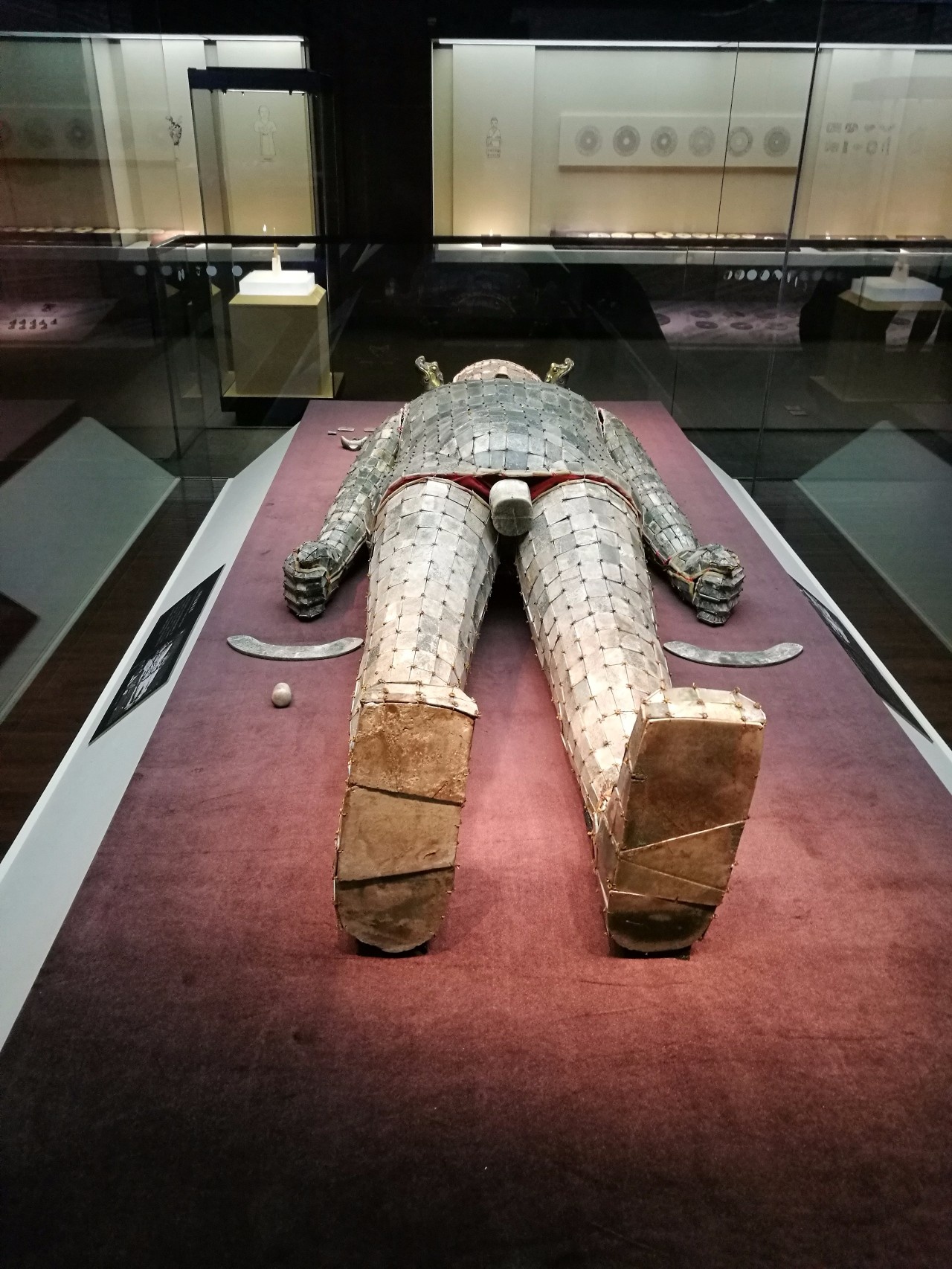 随金缕玉衣出土的还有玉九窍塞,眼睛鼻子嘴,耳朵和肛门还有一个生殖器