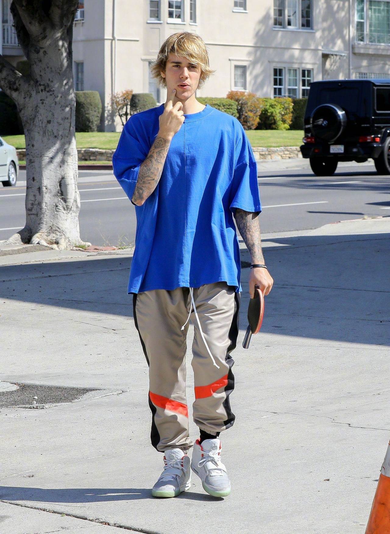 贾斯汀比伯justinbieber身穿蓝t恤外出的街拍终于将刘海儿偏分了