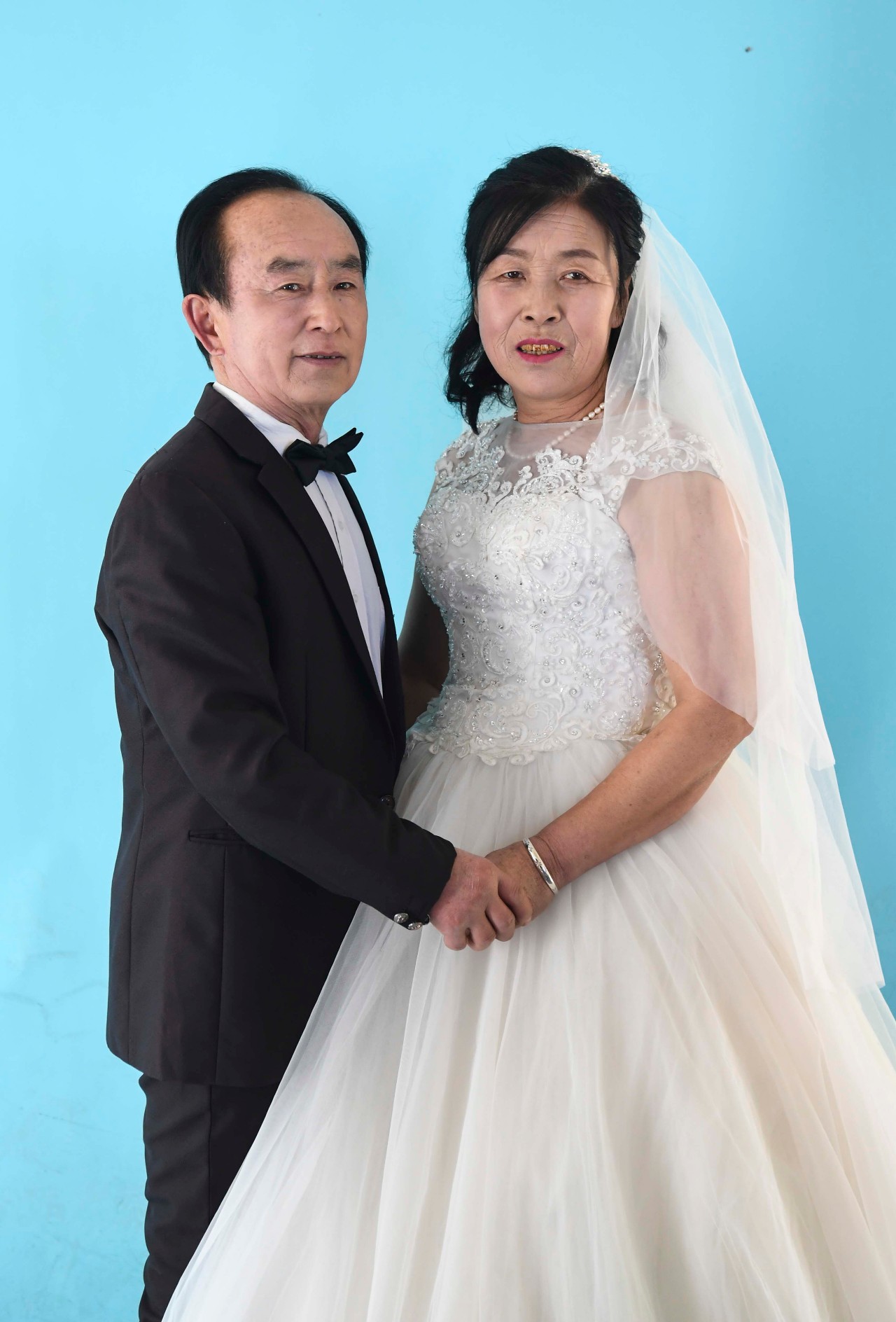 来自村里的20对60周岁以上的老年夫妻用两天的时间在这里拍婚纱照