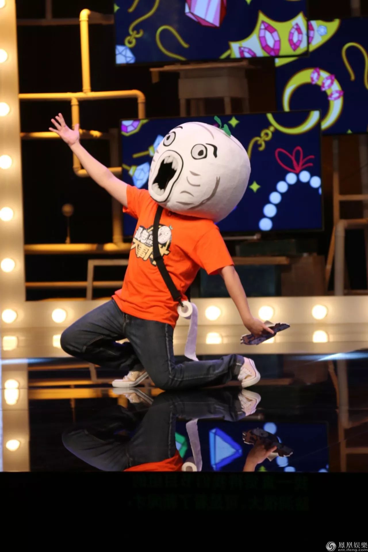 曾经的王尼玛以为,带个头套就安全了