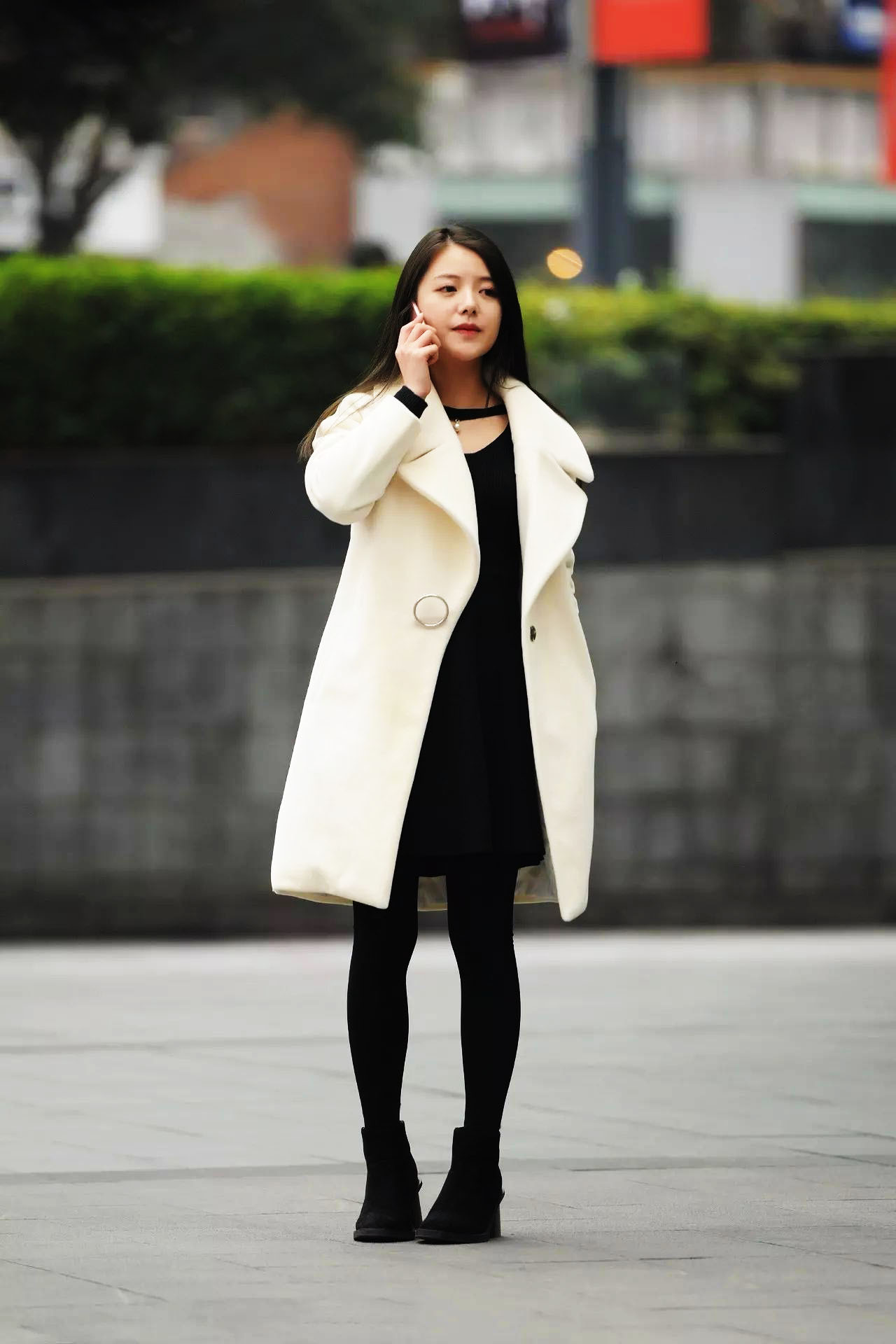 街拍清纯美女身着风衣如电视剧中的韩国女星