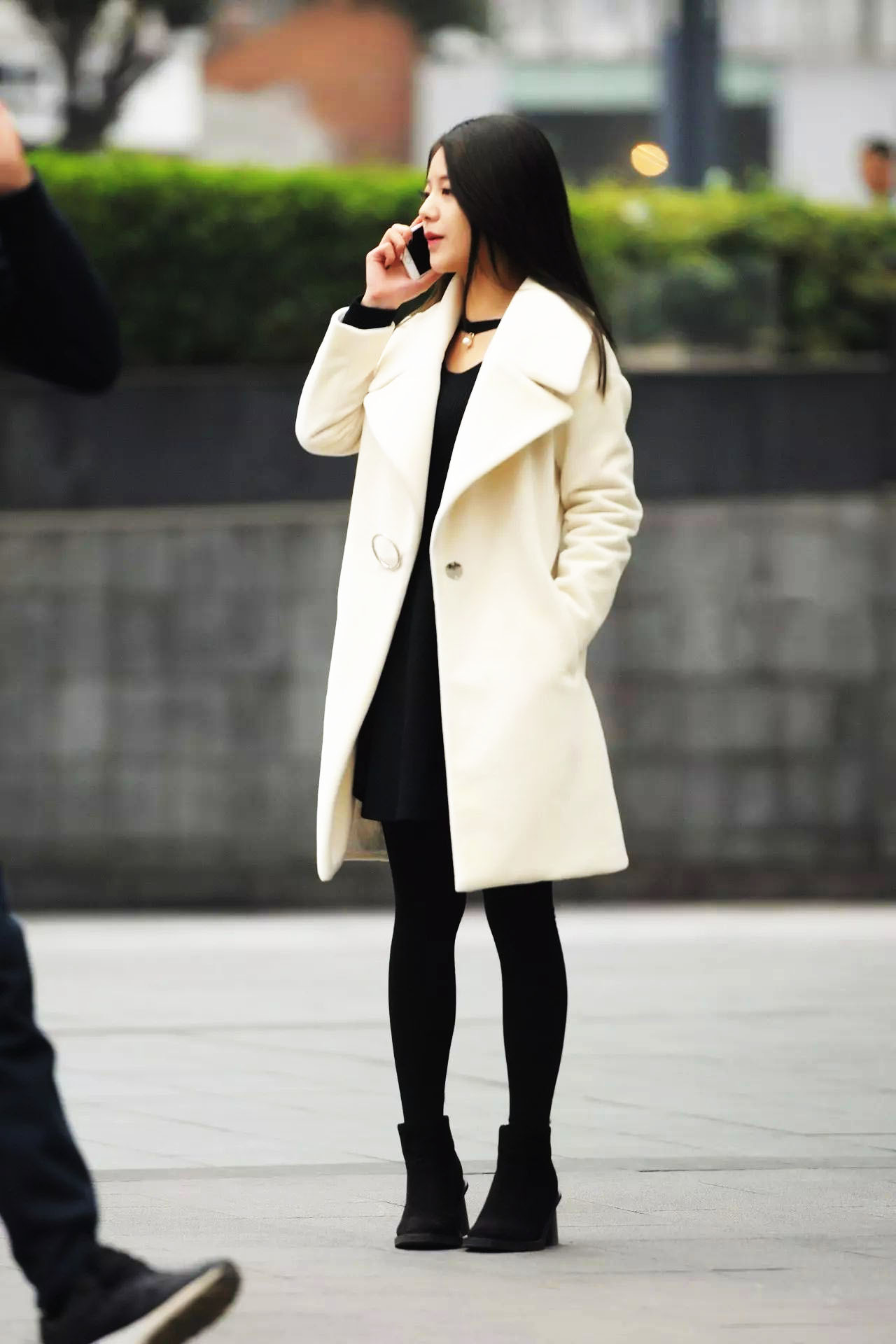 街拍清纯美女身着风衣如电视剧中的韩国女星