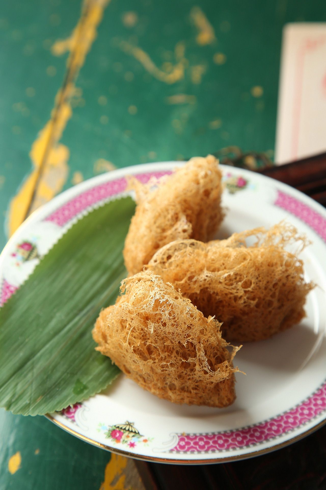 在囍凤楼,炸芋角所用的芋头来自广西荔莆或宁波奉化,食材质量好,便是