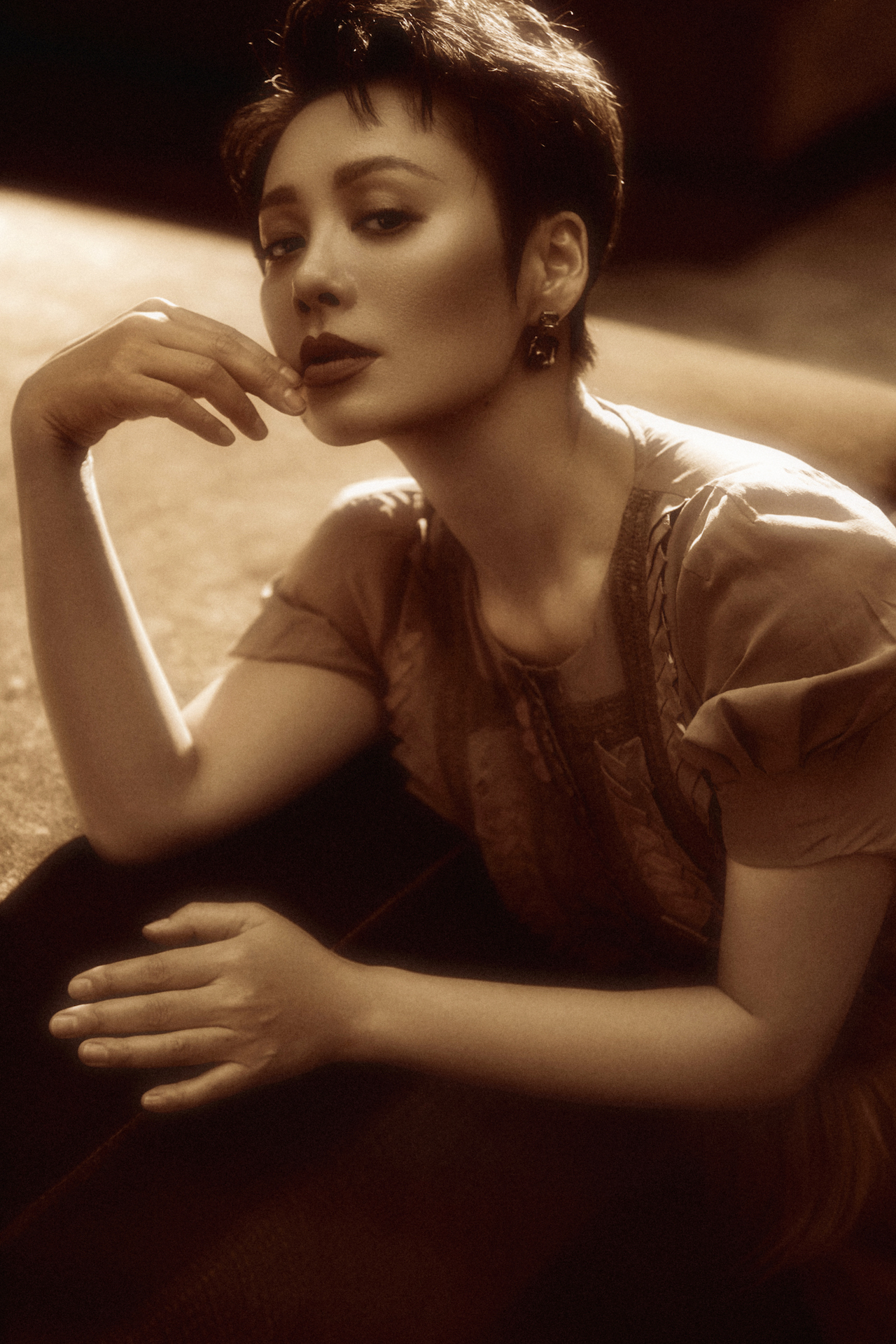 演员宁静惊艳短发造型 全新发布复古写真