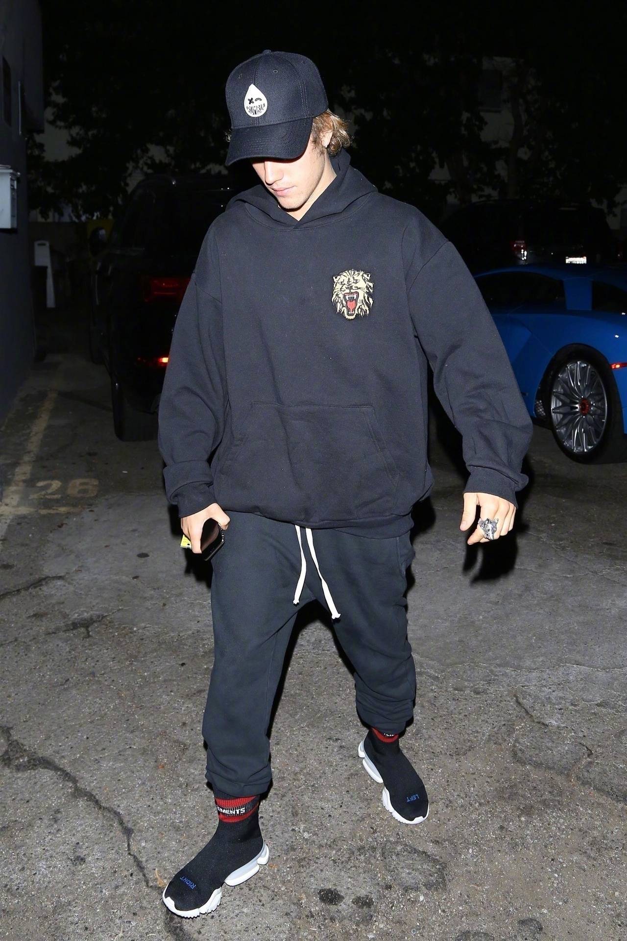 贾斯汀比伯justinbieber开着蓝色跑车外出的街拍很拉风09