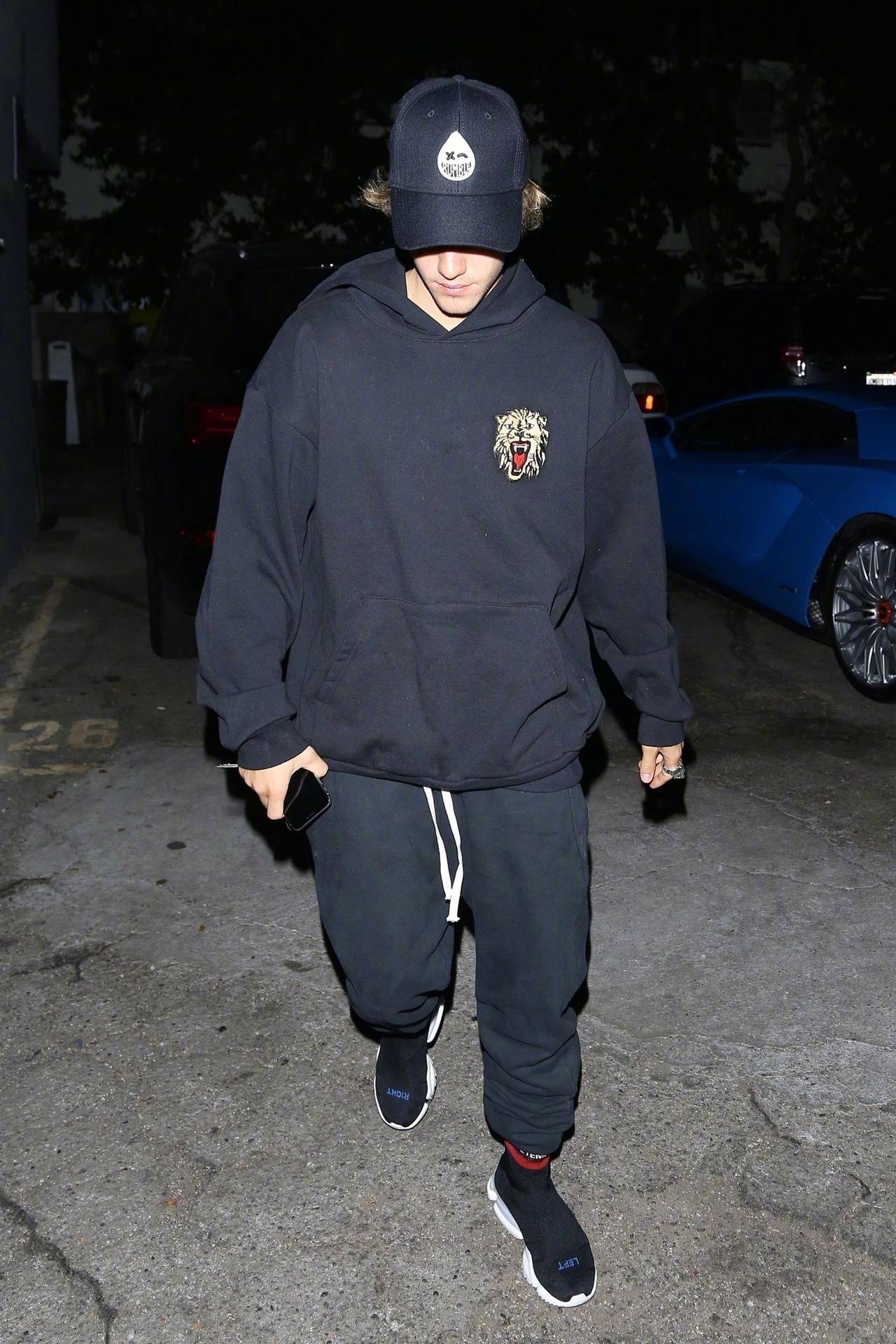 贾斯汀比伯justinbieber开着蓝色跑车外出的街拍很拉风09