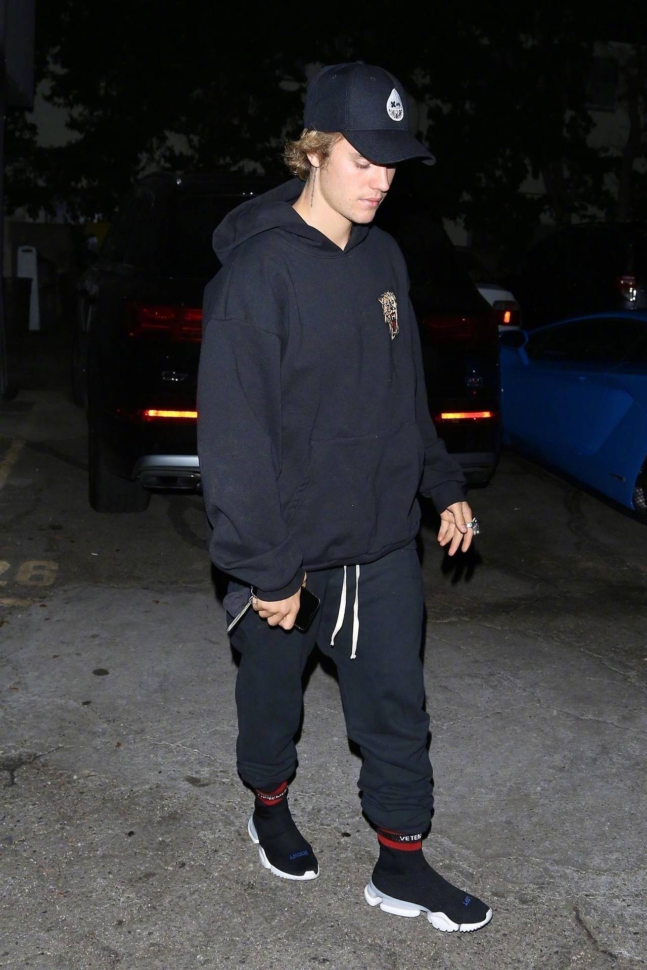 贾斯汀比伯justinbieber开着蓝色跑车外出的街拍很拉风09