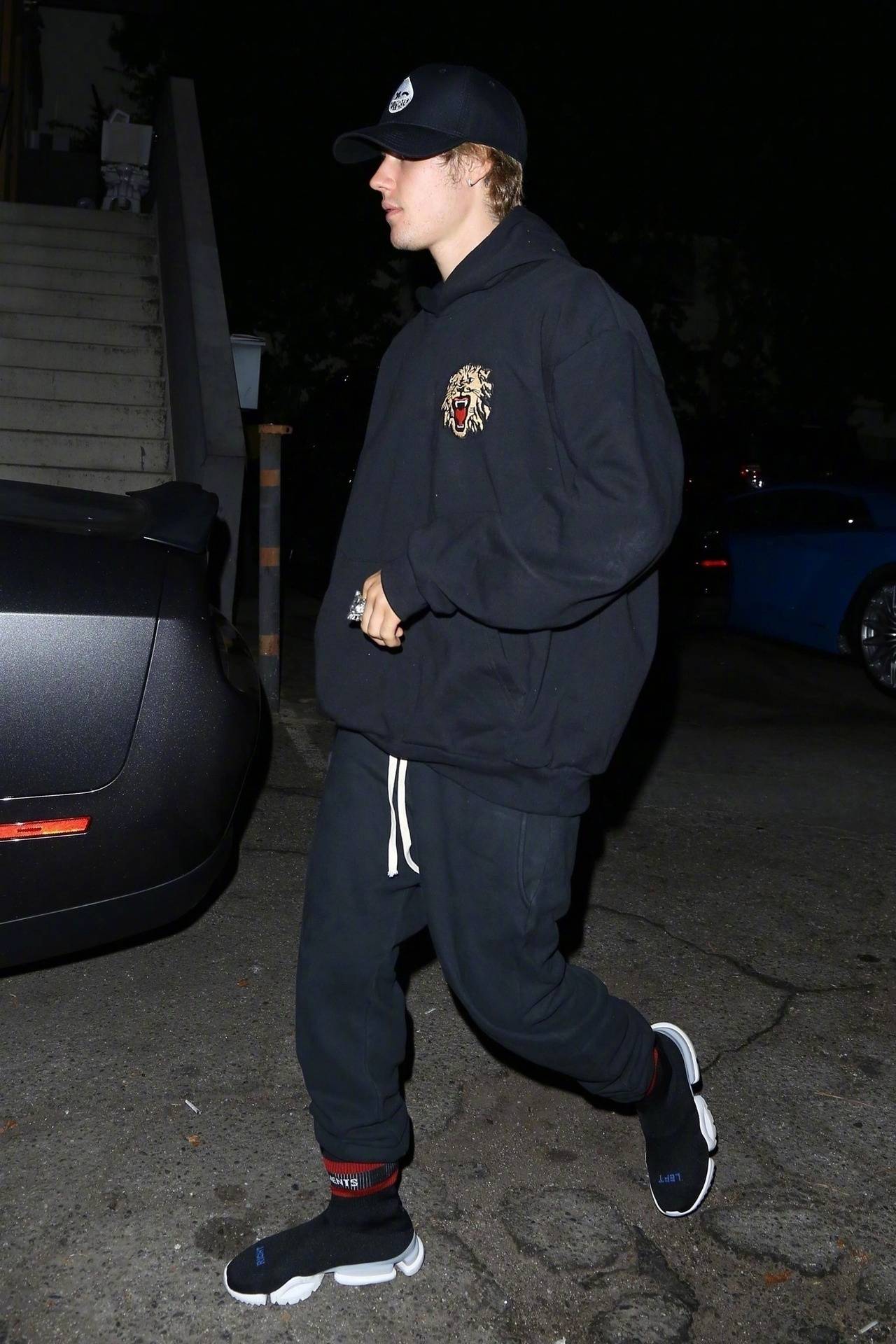 贾斯汀比伯justinbieber开着蓝色跑车外出的街拍很拉风09