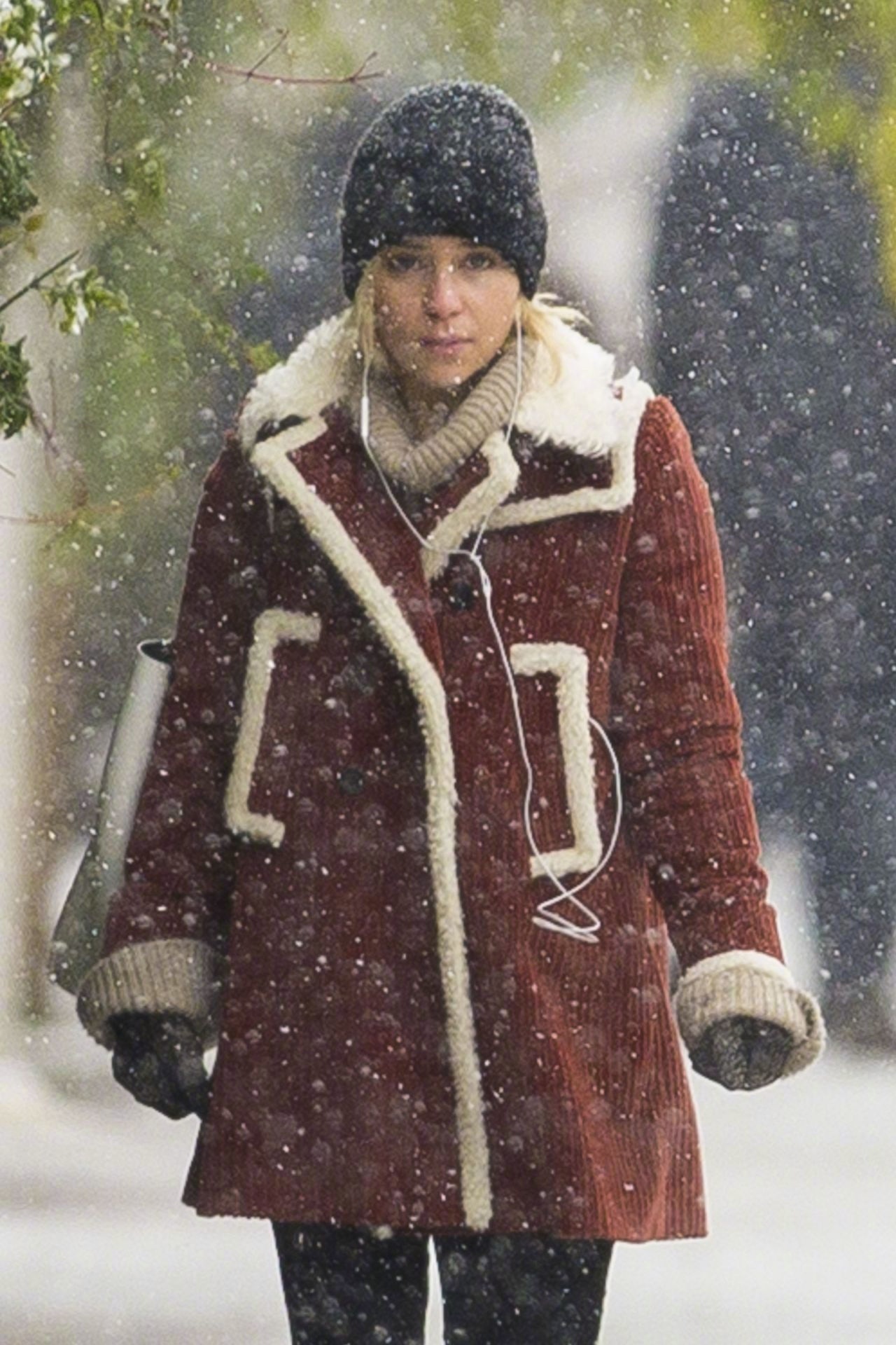 当地时间2月28日大雪中的伦敦,龙妈emilia clarke外出的街拍