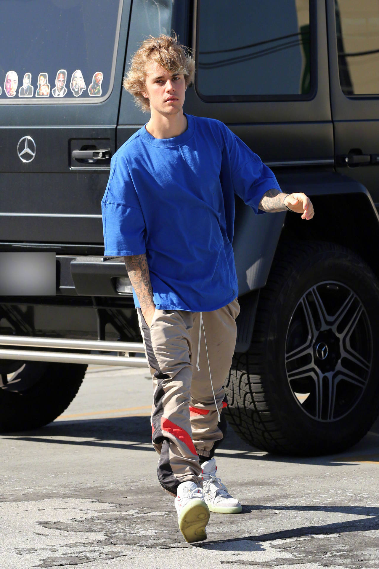 贾斯汀比伯justinbieber身穿蓝t恤外出的街拍终于将刘海儿偏分了