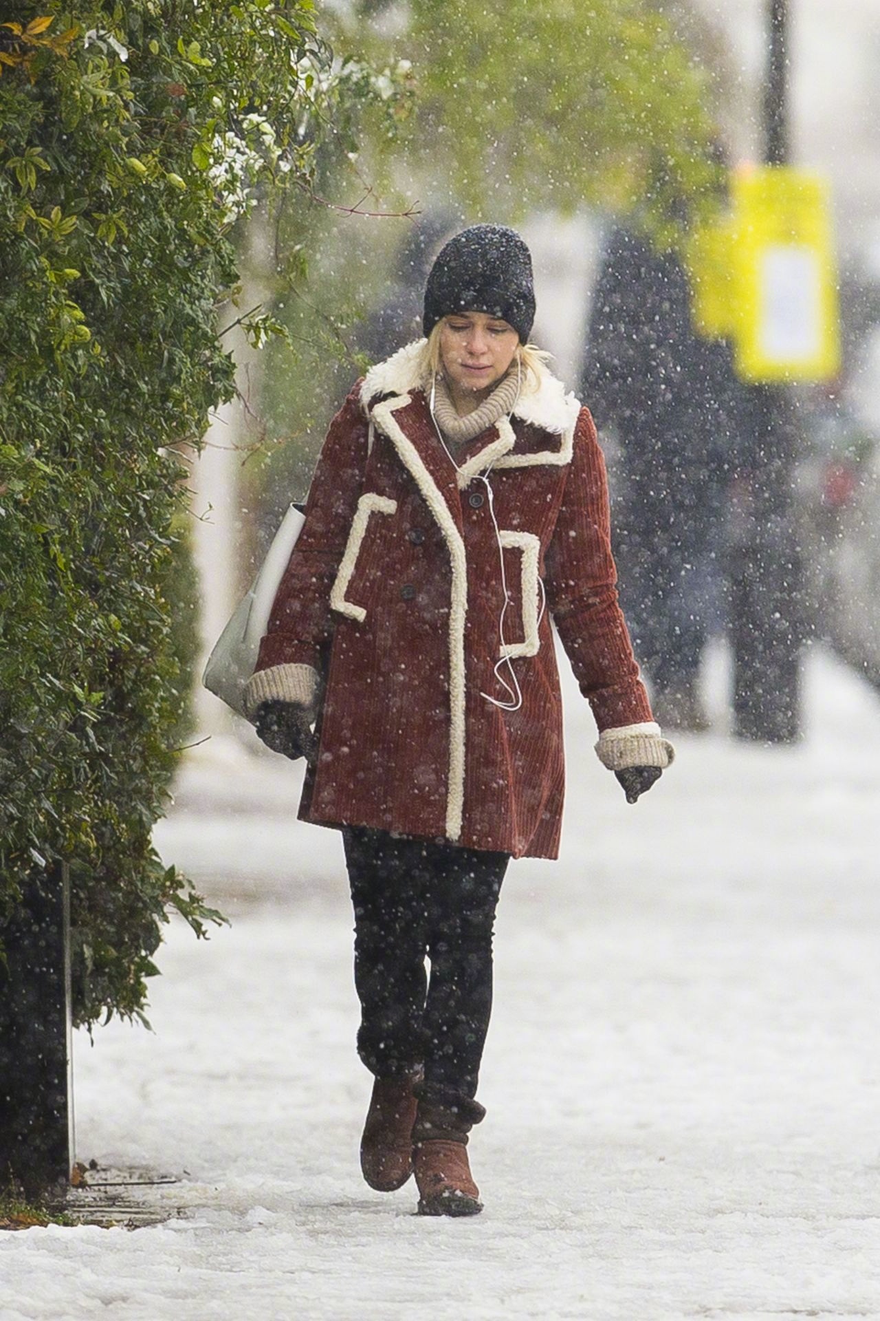 当地时间2月28日大雪中的伦敦,龙妈emilia clarke外出的街拍
