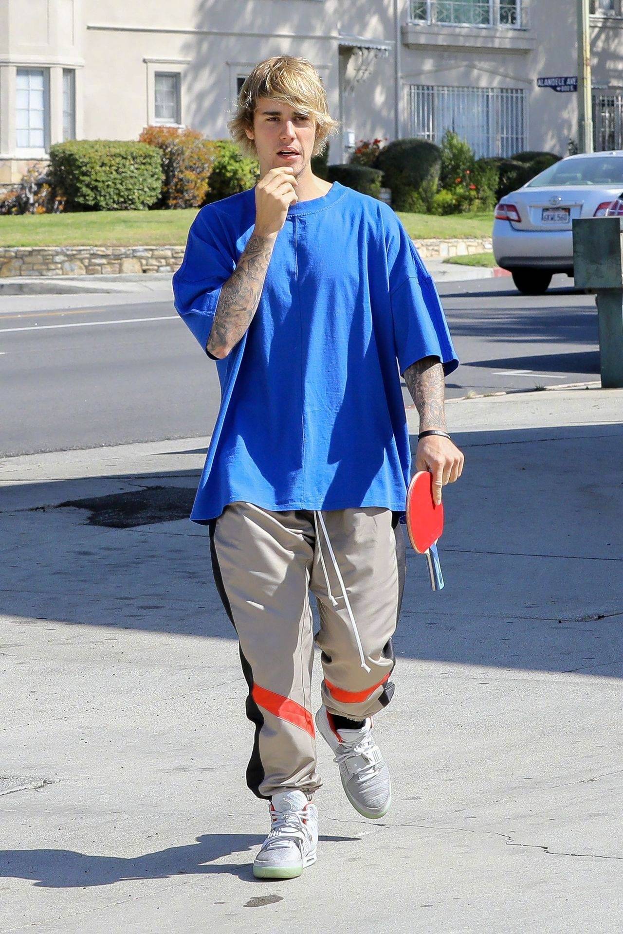 贾斯汀比伯justinbieber身穿蓝t恤外出的街拍终于将刘海儿偏分了