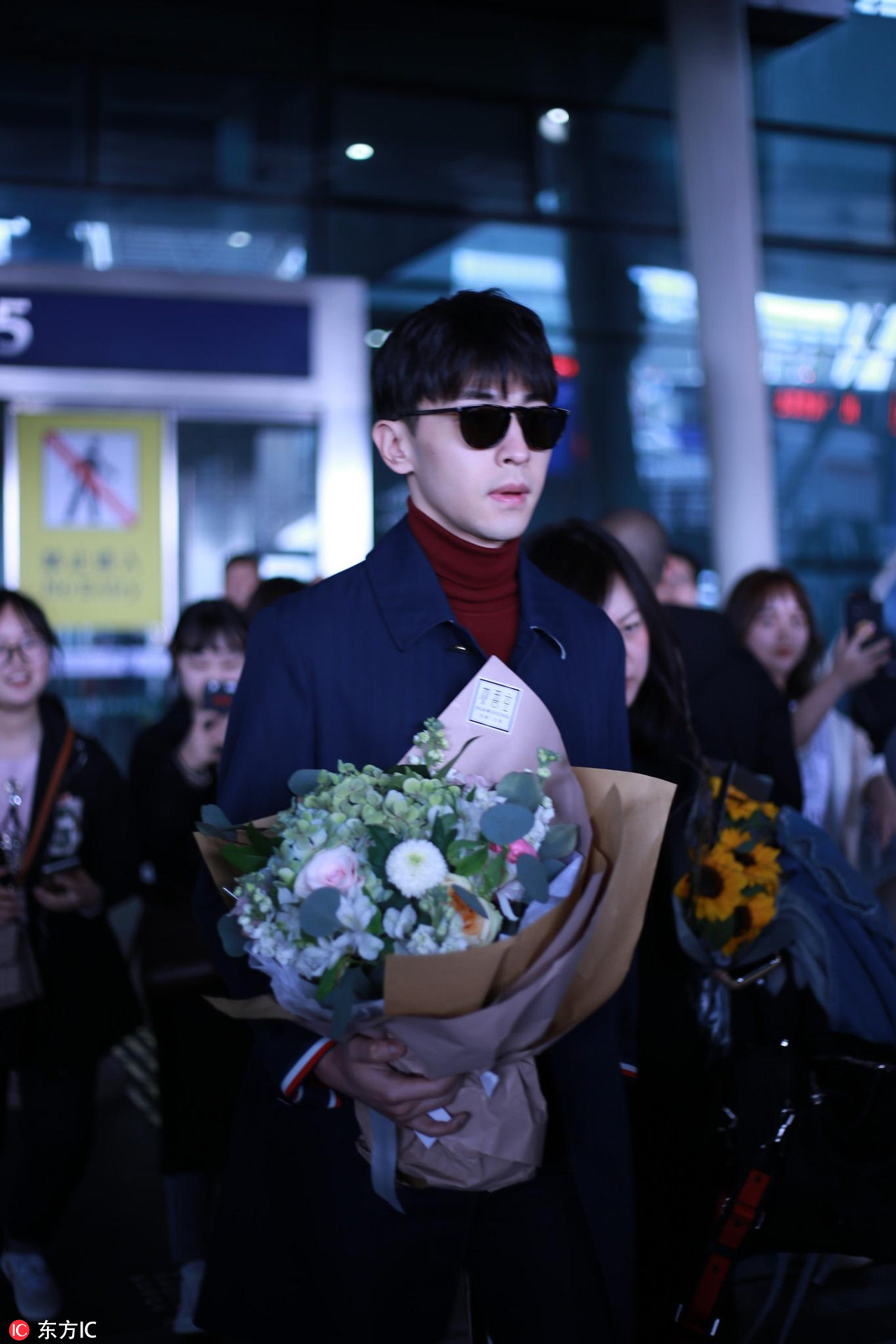 邓伦手捧鲜花实力cos花样男子 川妹子热情似火偶像身旁拍不停