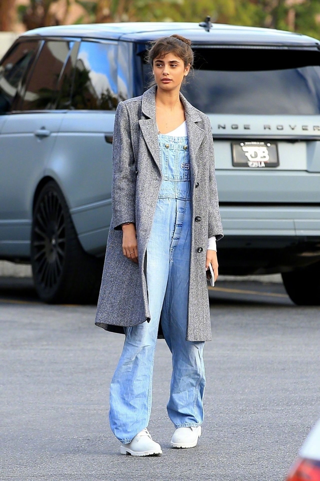 秘天使taylor hill  身穿背带裤外搭大衣在beverly hills 外出的街拍