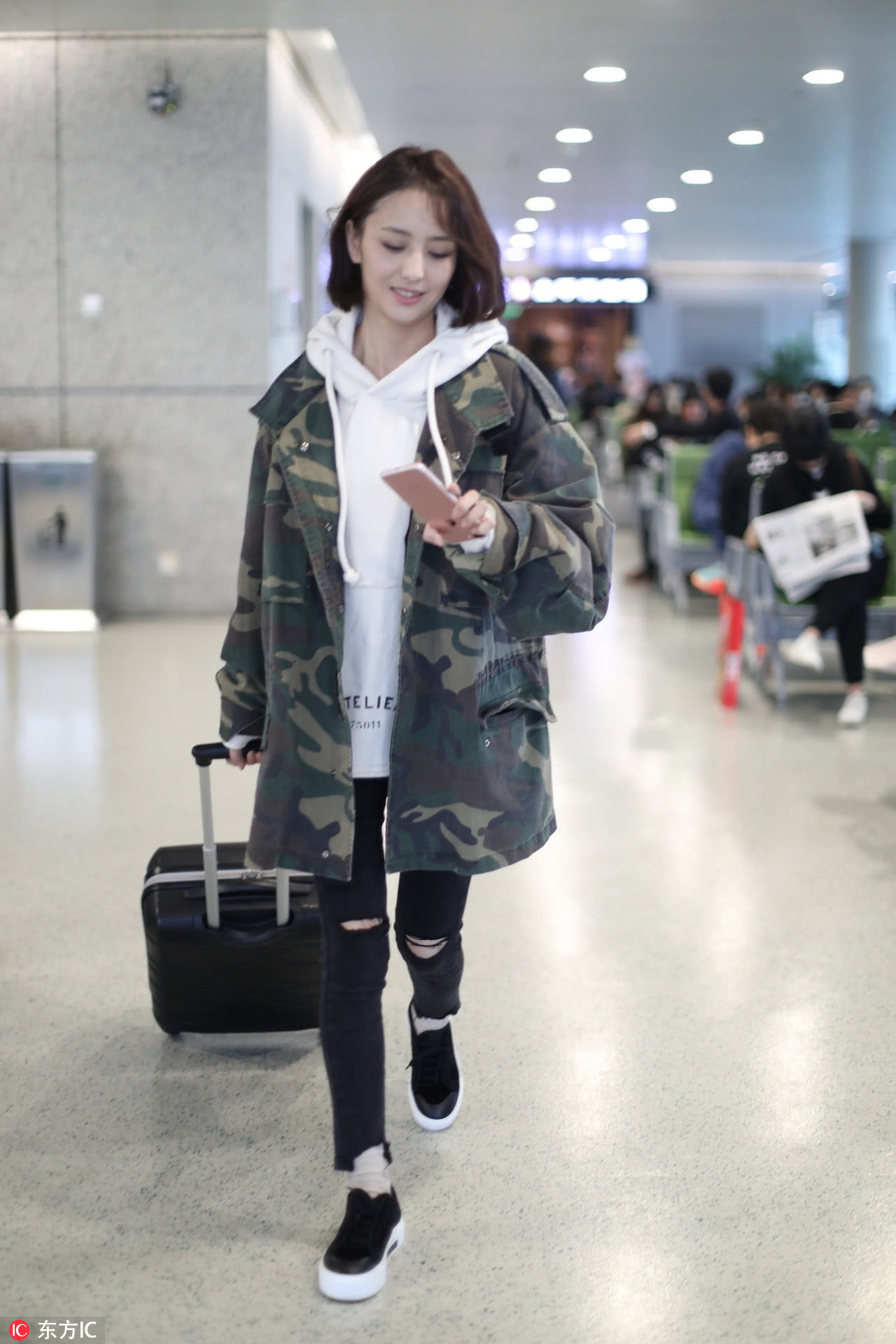 佟丽娅穿起破洞牛仔裤超有范 淡妆的她皮肤白皙十分迷人