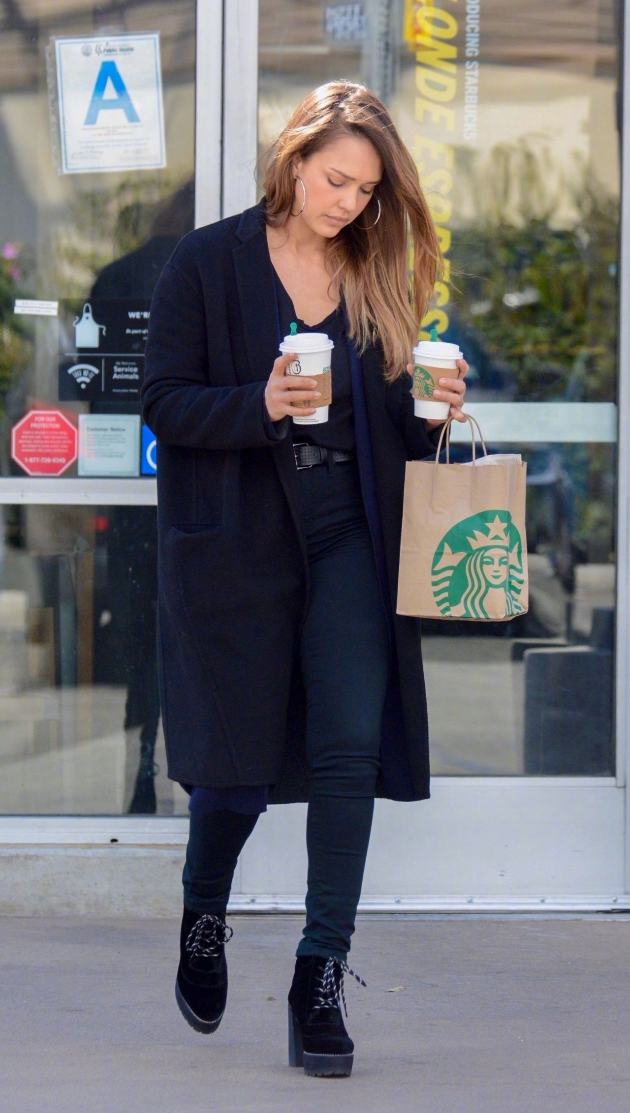 city购买星巴克|杰西卡·阿尔芭|星巴克|街拍_新浪新闻