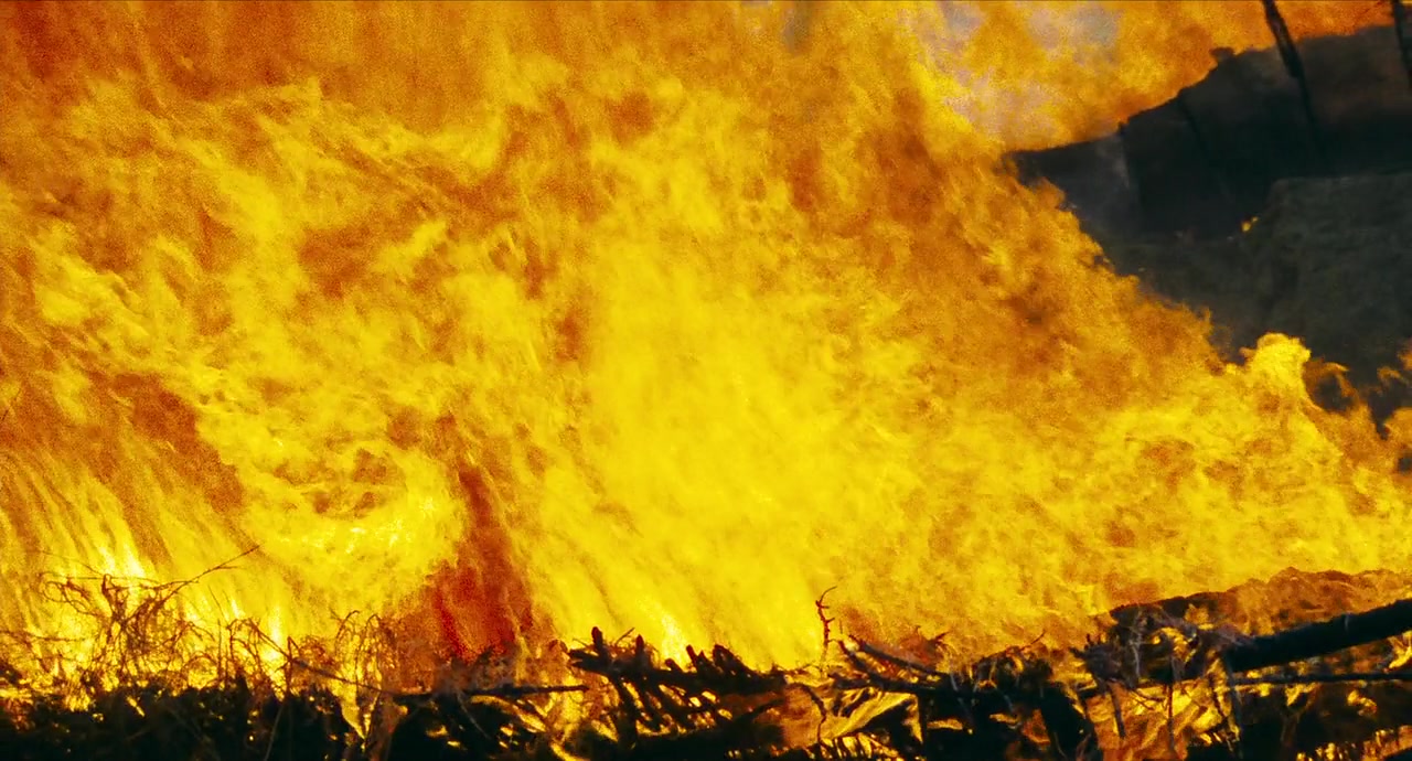 此地蹿出无名火,消防一个月无法扑灭,用沙袋堵死洞口后怪事发生