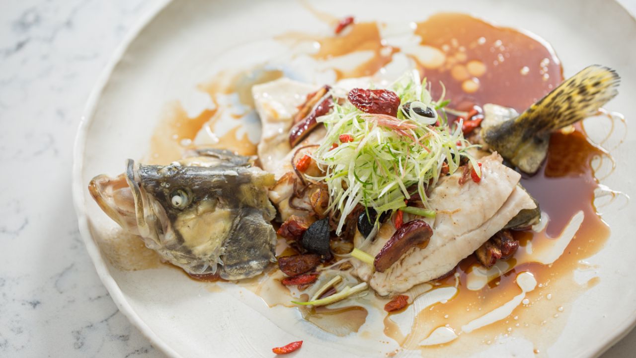 黑蒜蒸桂花鱼柳,筷子垫底蒸更滑溜,简单易学,下酒又下饭!