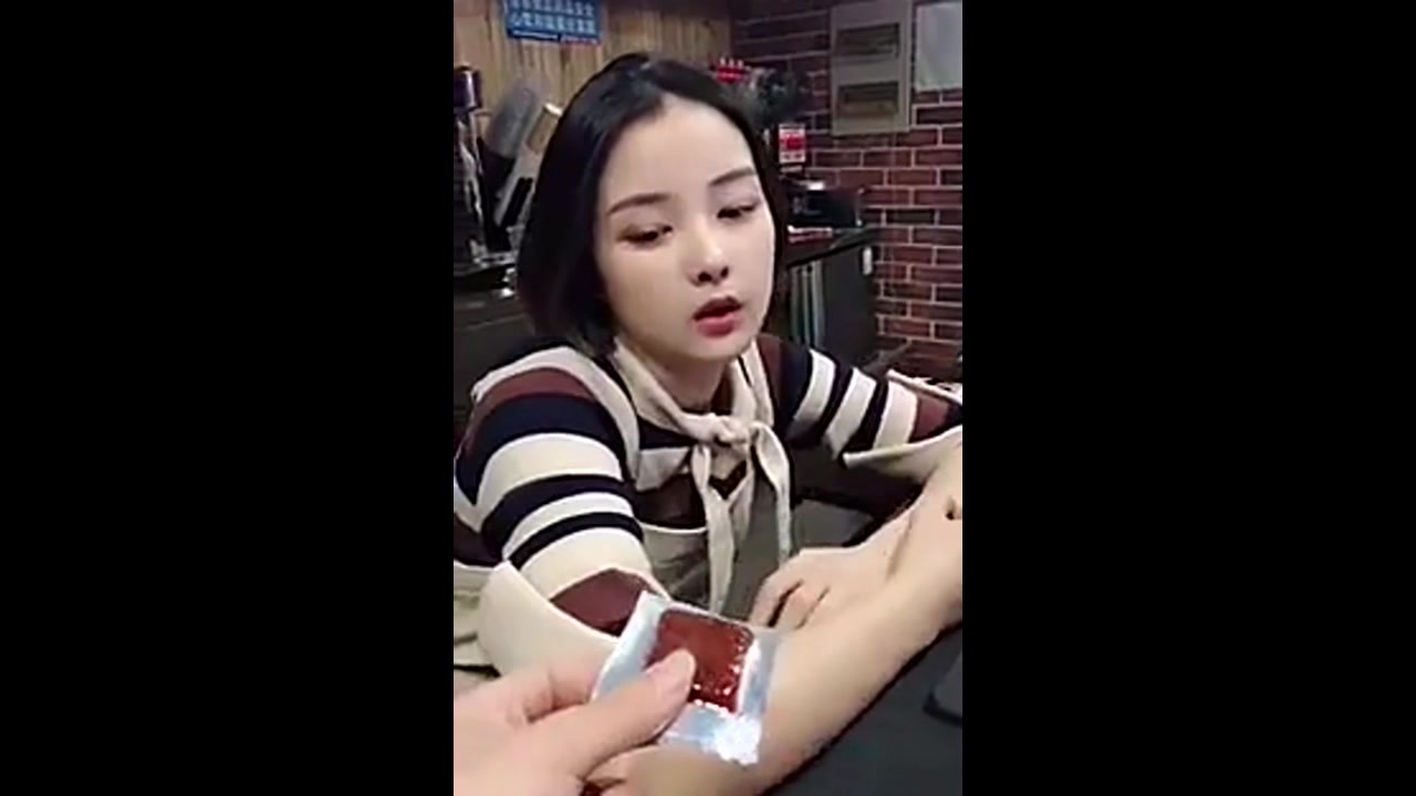 美女网管朵儿遛狗发生神转折,结局亮了搞笑视频