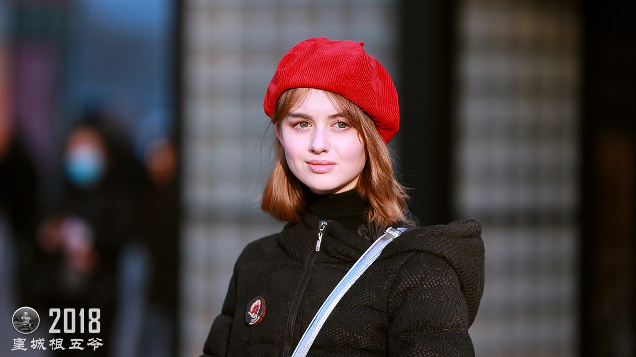 街拍:美女头戴小红帽气质甜美超漂亮 好似一个小仙女