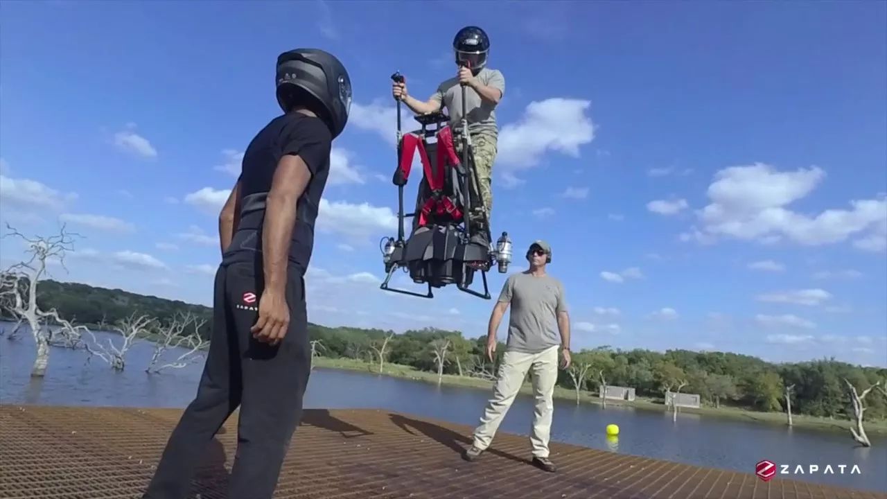 真是太酷了这个色盲患者把水上摩托改造成了飞天平衡车