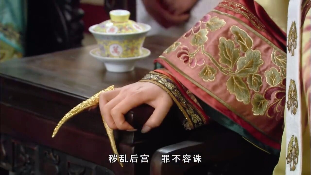 甄嬛传:滴血验亲时皇后固然是最紧张的,那谁留意甄嬛的胳膊了?