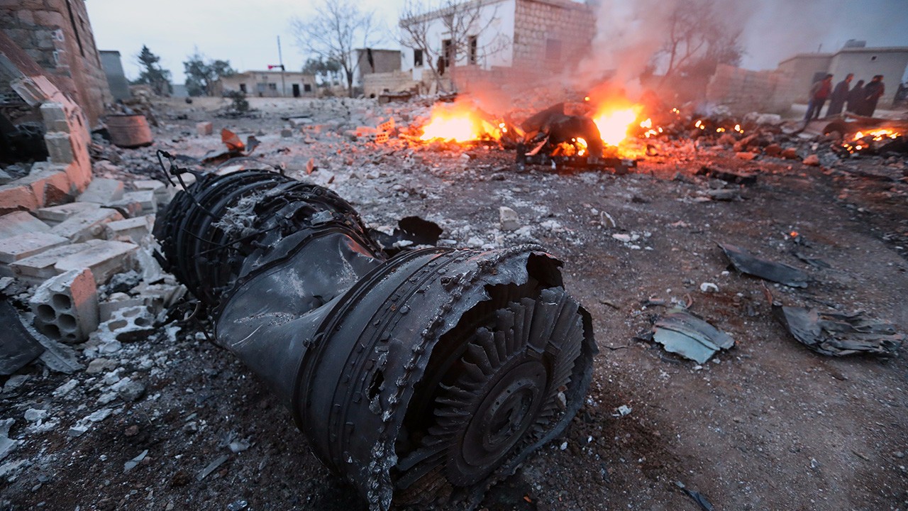 俄苏25战机被极端分子导弹击落现场惨烈碎片满地