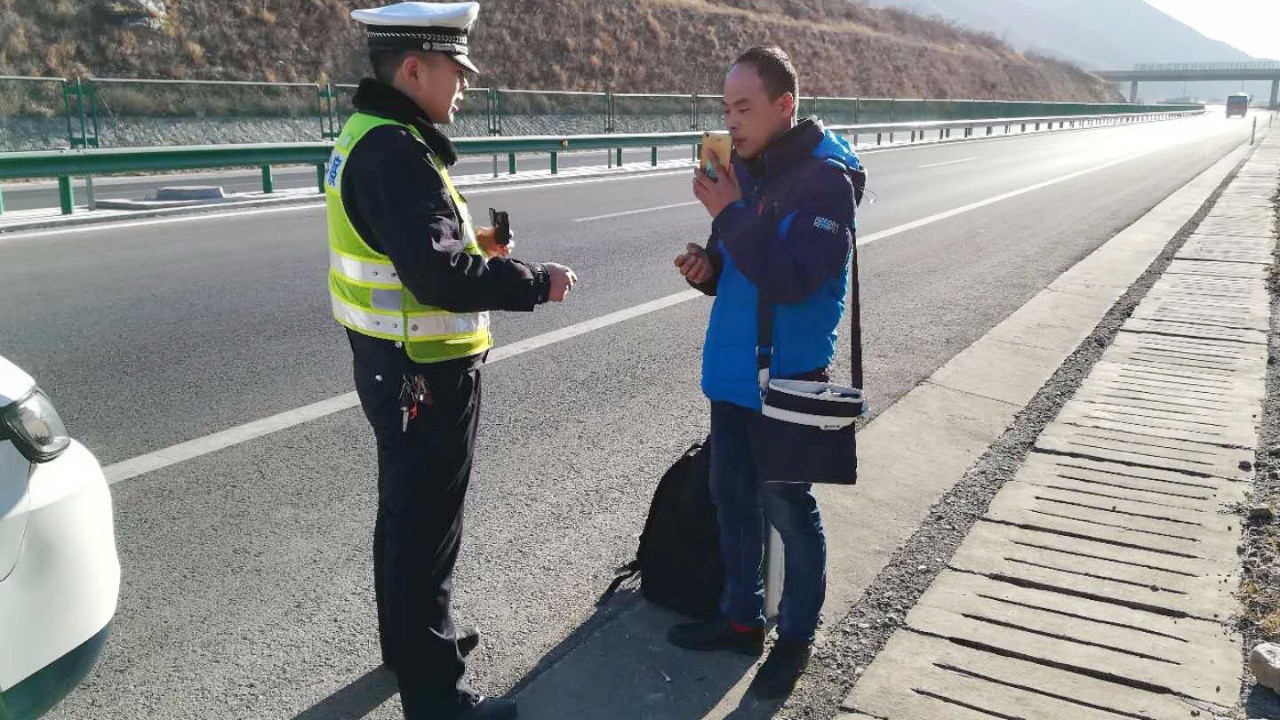 一男子过年回家心切,高速路上徒步以身拦车