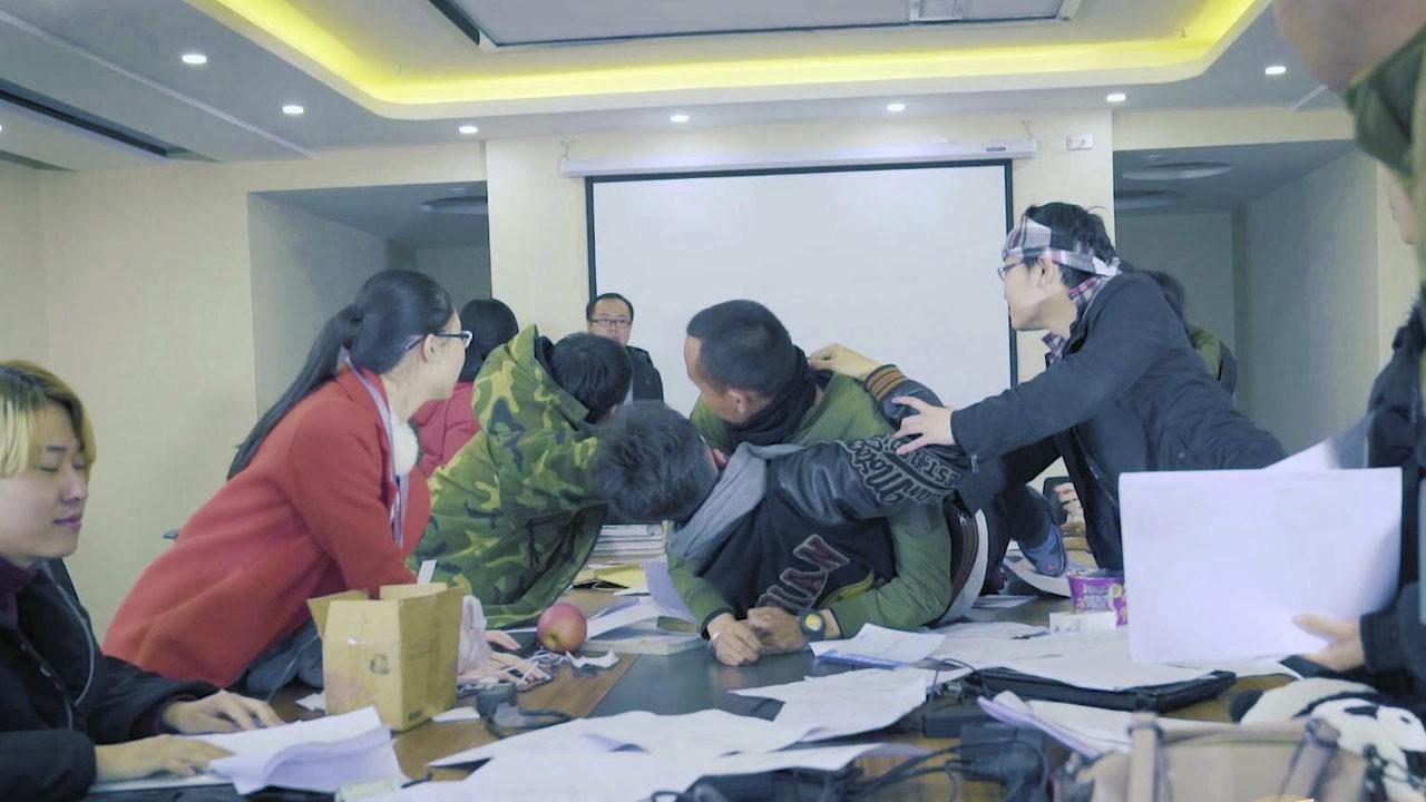 01 在公司跟同事打架斗殴老板突然进来了 一招教你化险为夷