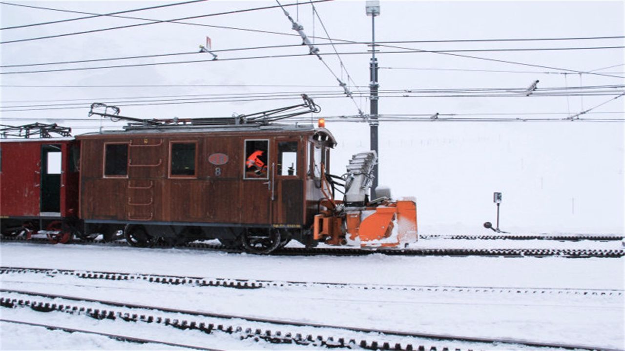 世界上最霸气的火车,装着螺旋桨,在暴雪中前行,运行了100年