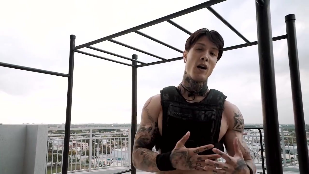 外国街头健身达人挑战20种引体向上,你学会多少种? 67