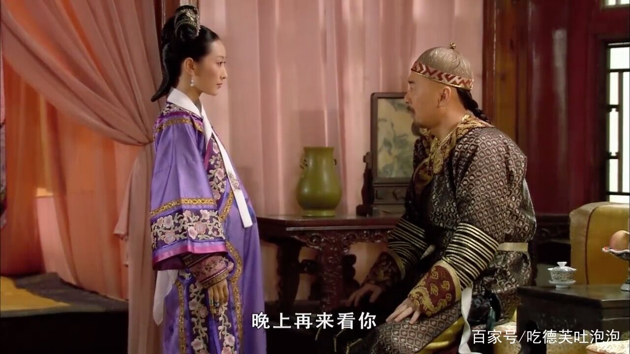 甄嬛传皇上探望有孕的安陵容时为何临走要拍一下她的大肚子