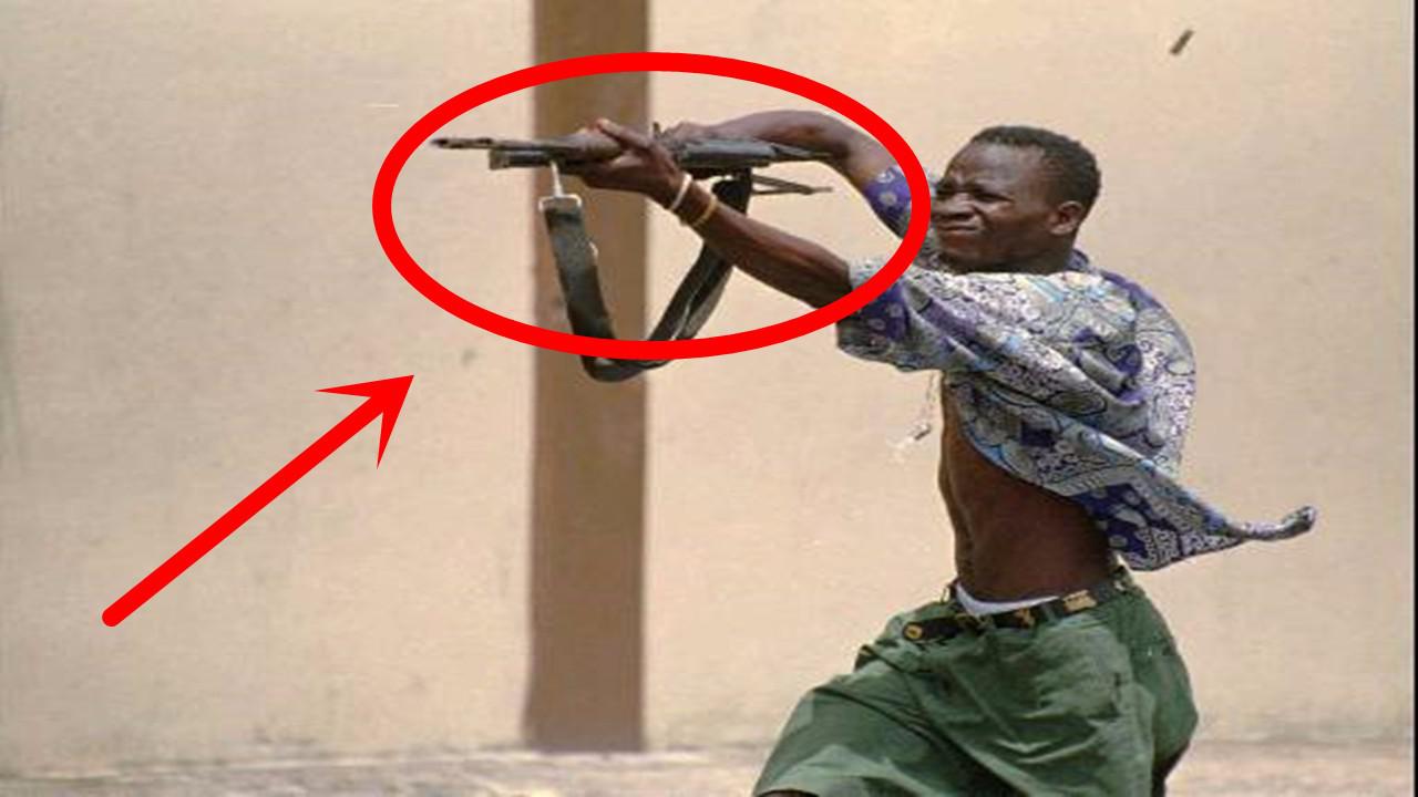 为什么非洲士兵打仗时,都要横着握枪射击?看完不得不服