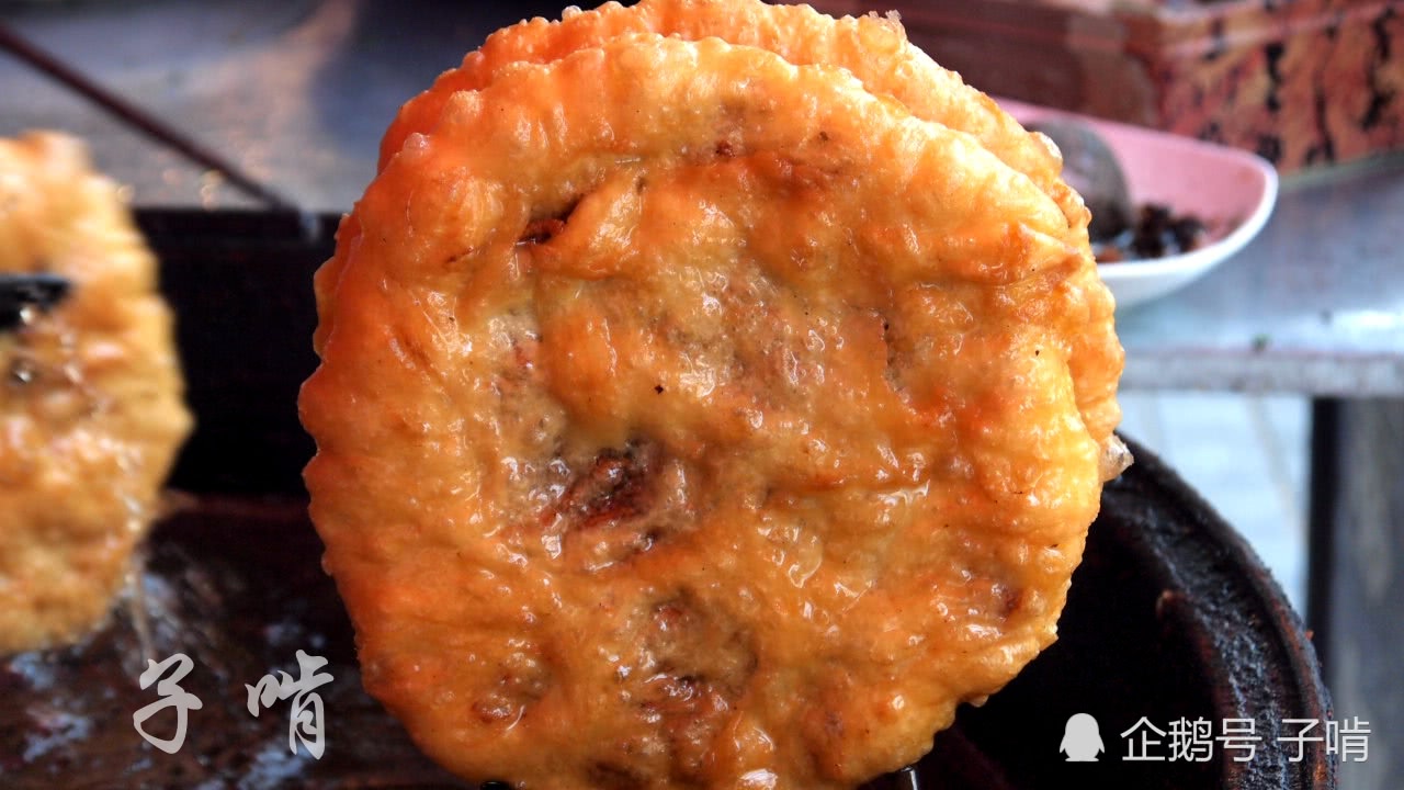 西安街边小吃炸菜盒光看老板娘的油手就知道好吃