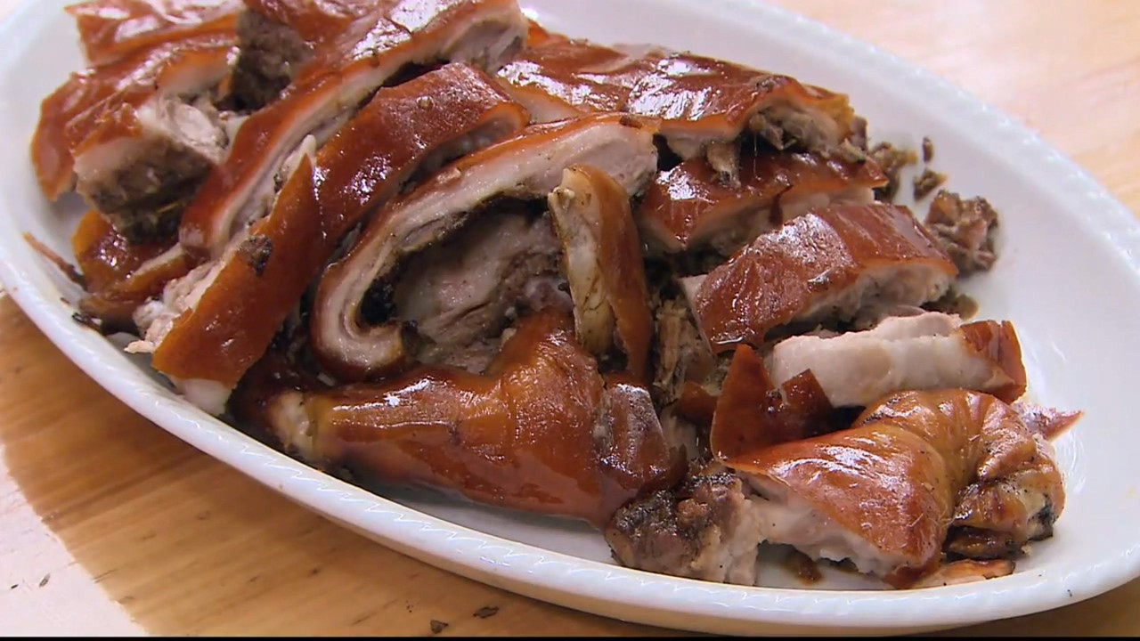 海南东方市美食集锦,烧乳猪,盐焗小羊羔,鲨鱼焖酸瓜最特色