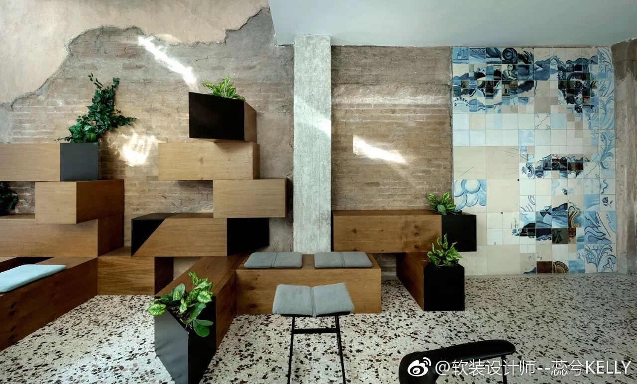 在这个极具包容感的空间里,不论是现代的家具还是原始斑驳的砖墙_新浪