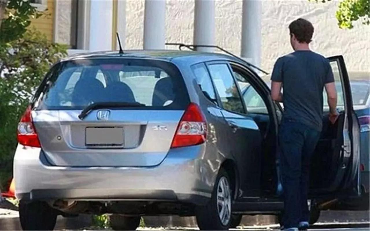 扎克伯格座驾相对便宜,有人曾经看到他开着讴歌tsx,大众hatchback以及