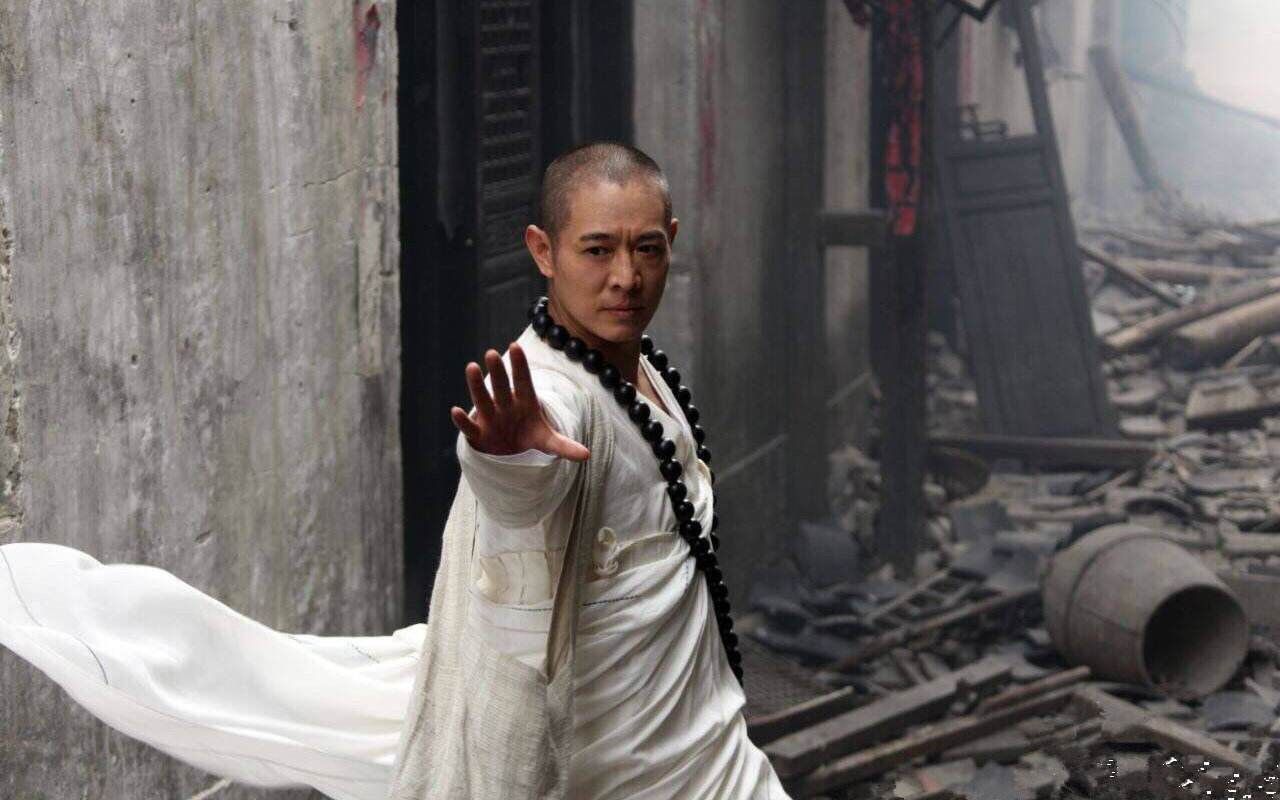 在2011年的电影《白蛇传说》中,李连杰出演了黑鹰转世的法海,他的一脸