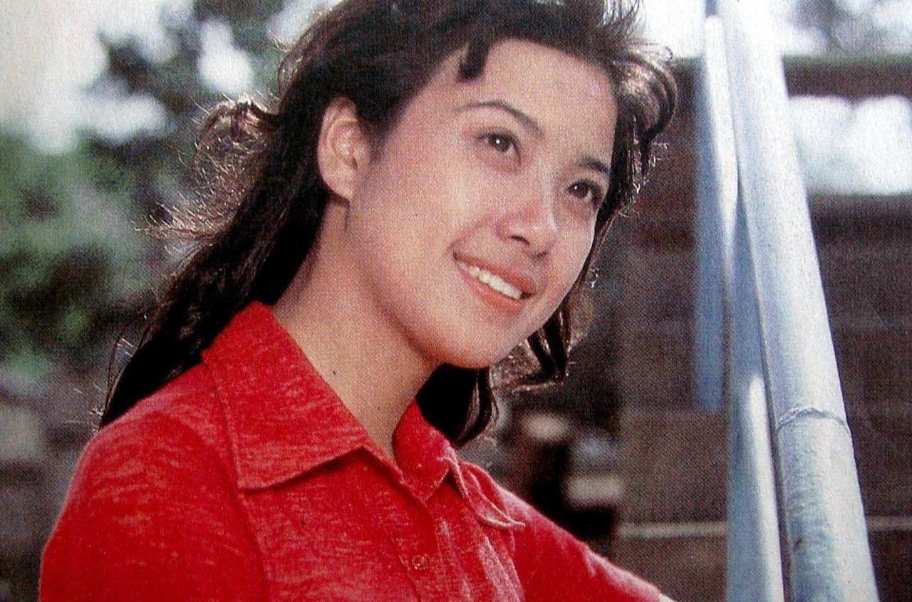 她是80年代红角,因前夫"丁克"而离婚,二嫁生一儿一女