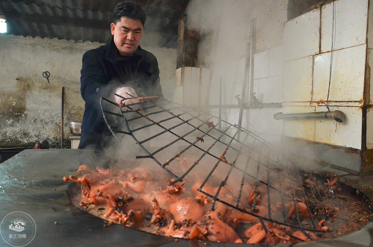 河南大叔用祖方做烧鸡,春节一天能卖三千只,去晚吃不到