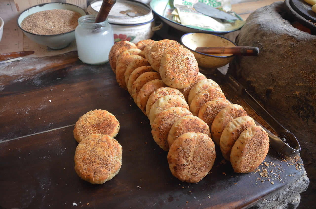 漯河一带,小年夜这天家家户户都要自己做火烧吃,火烧就等于是小年