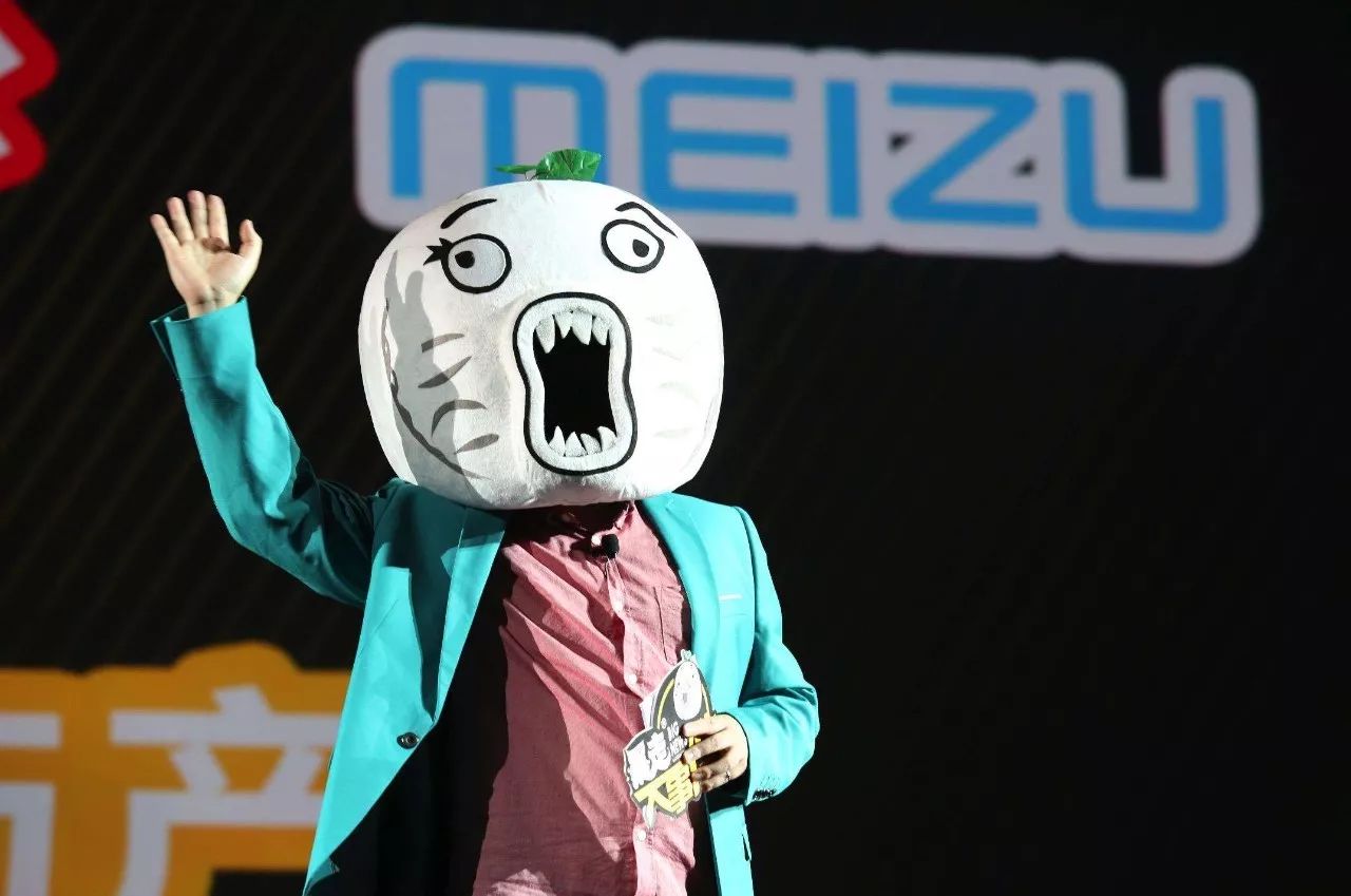 曾经的王尼玛以为,带个头套就安全了