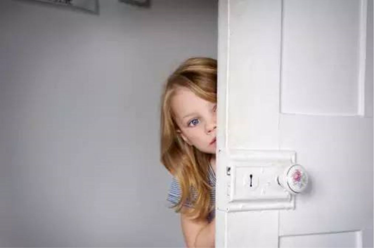 孩子胆小粘人的3个原因,是父母的教育方式出了问题