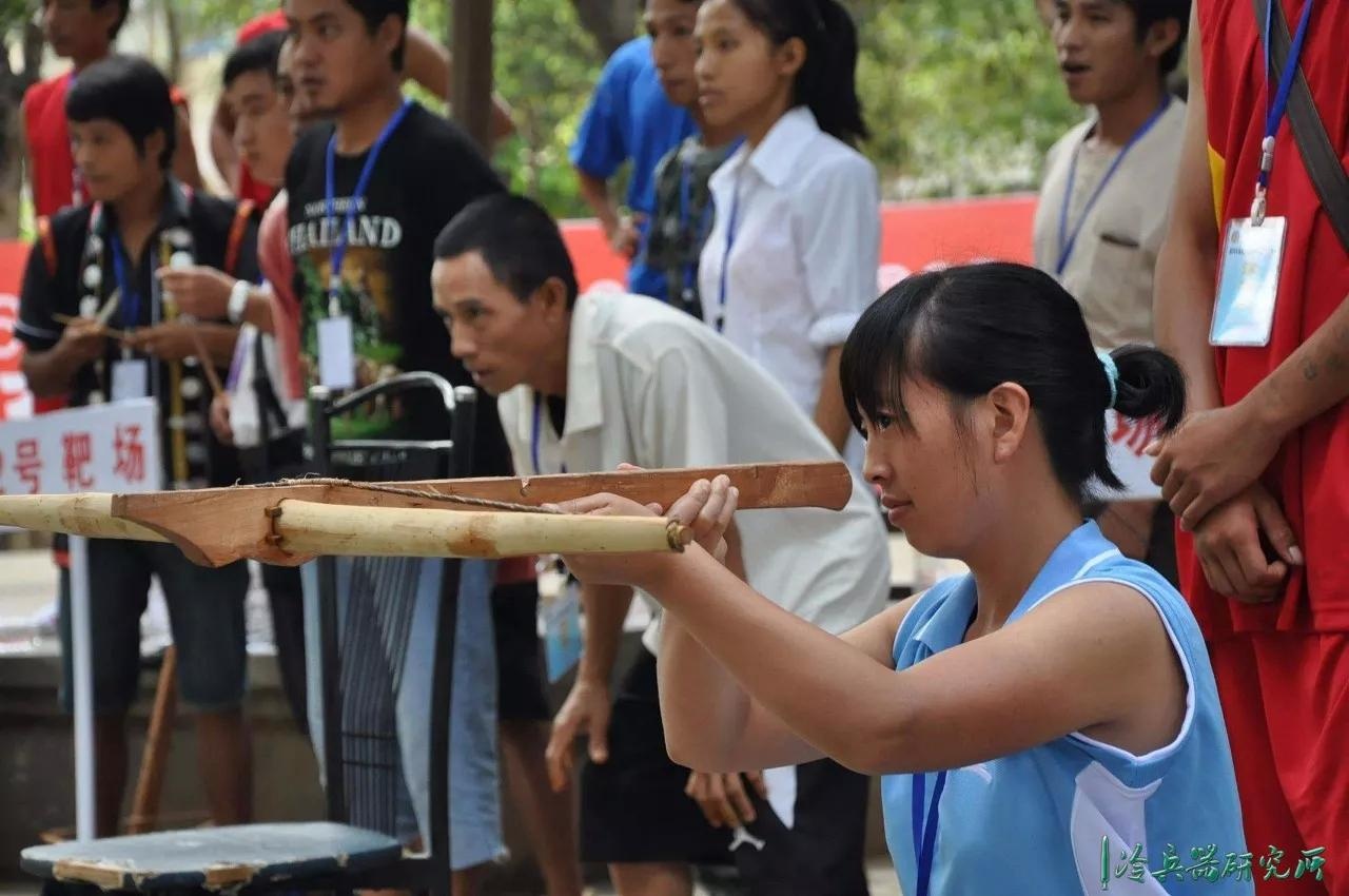 如僳僳族人的弩便使用这种骨片弩机.