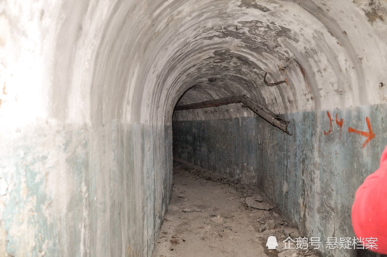 男子发现一条废弃的地下隧道,长达数百米,幽深昏暗看不到头