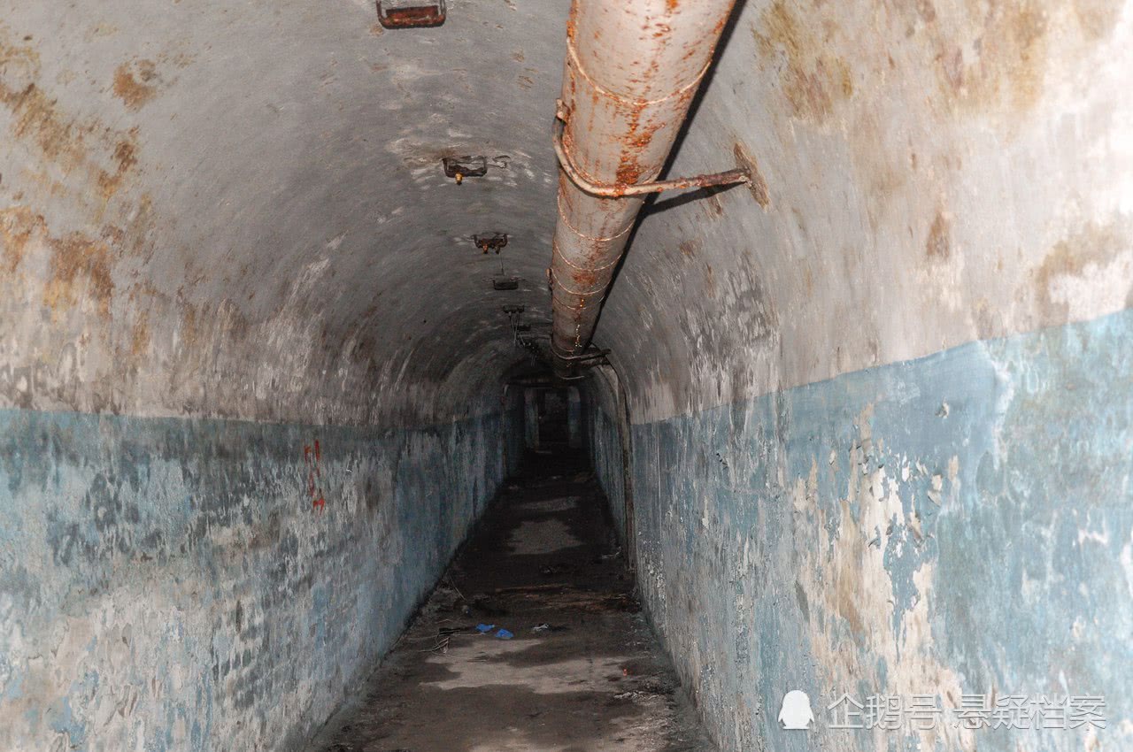 男子发现一条废弃的地下隧道,长达数百米,幽深昏暗看不到头