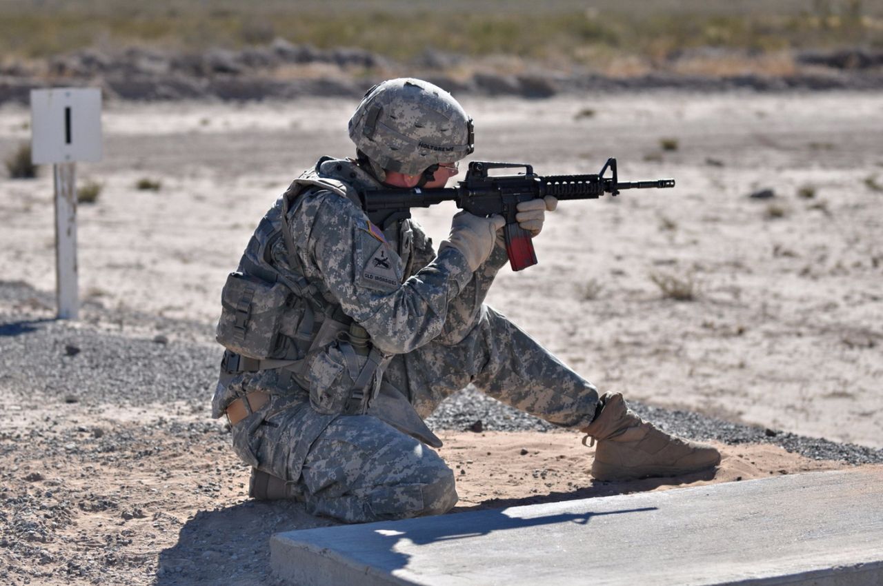 士兵挥枪扫向观摩团 18名军官倒地师长当场身亡|观摩团|师长|装甲师