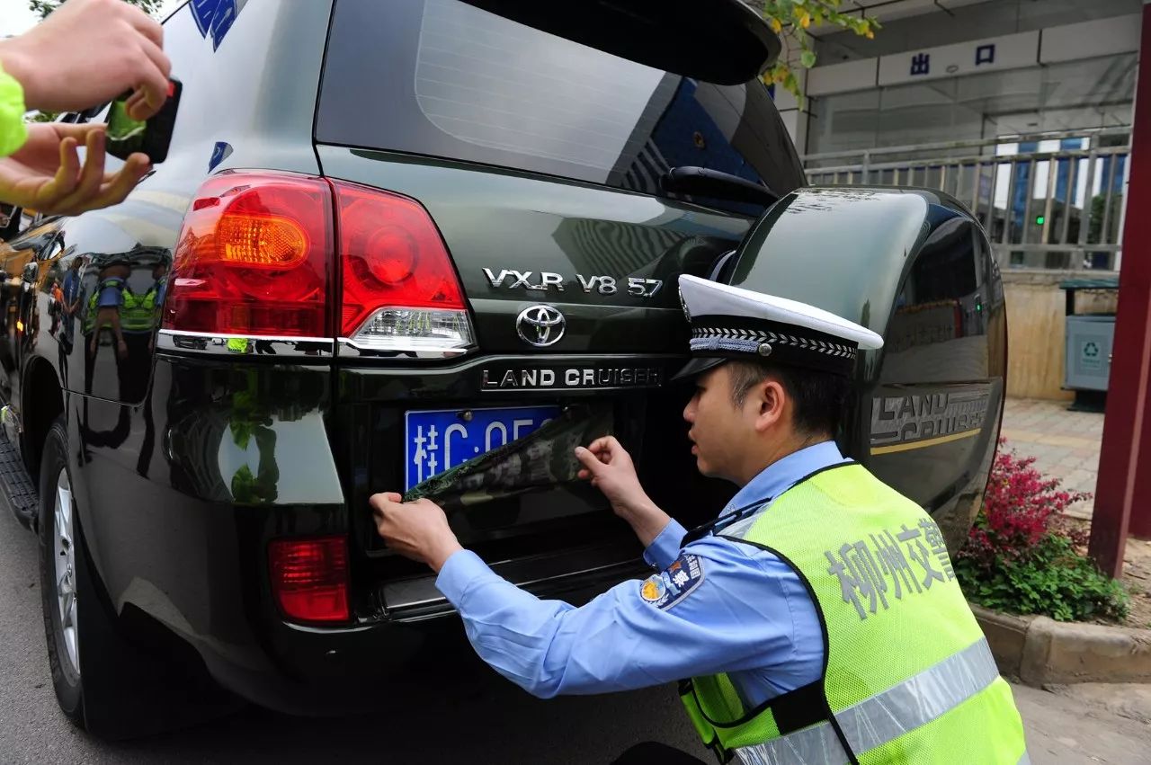 柳州男子花8000元买块公安部通行证后把车子违停在法院门口